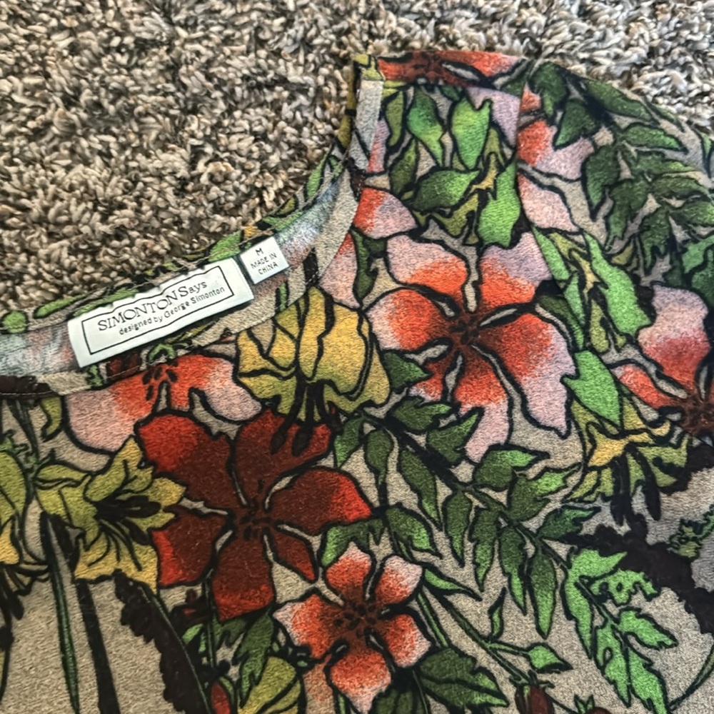 Simonton says sweater shirt. Size medium- B2 - Picture 3 of 3